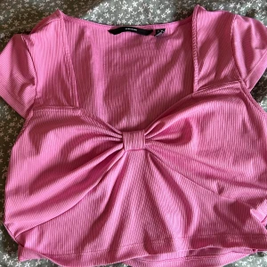 Croppad tröja från Vero Moda - Säljer denna super fina croppade tröjan från Vero Moda för den bara användes en gång. Super fin och den är i storlek M