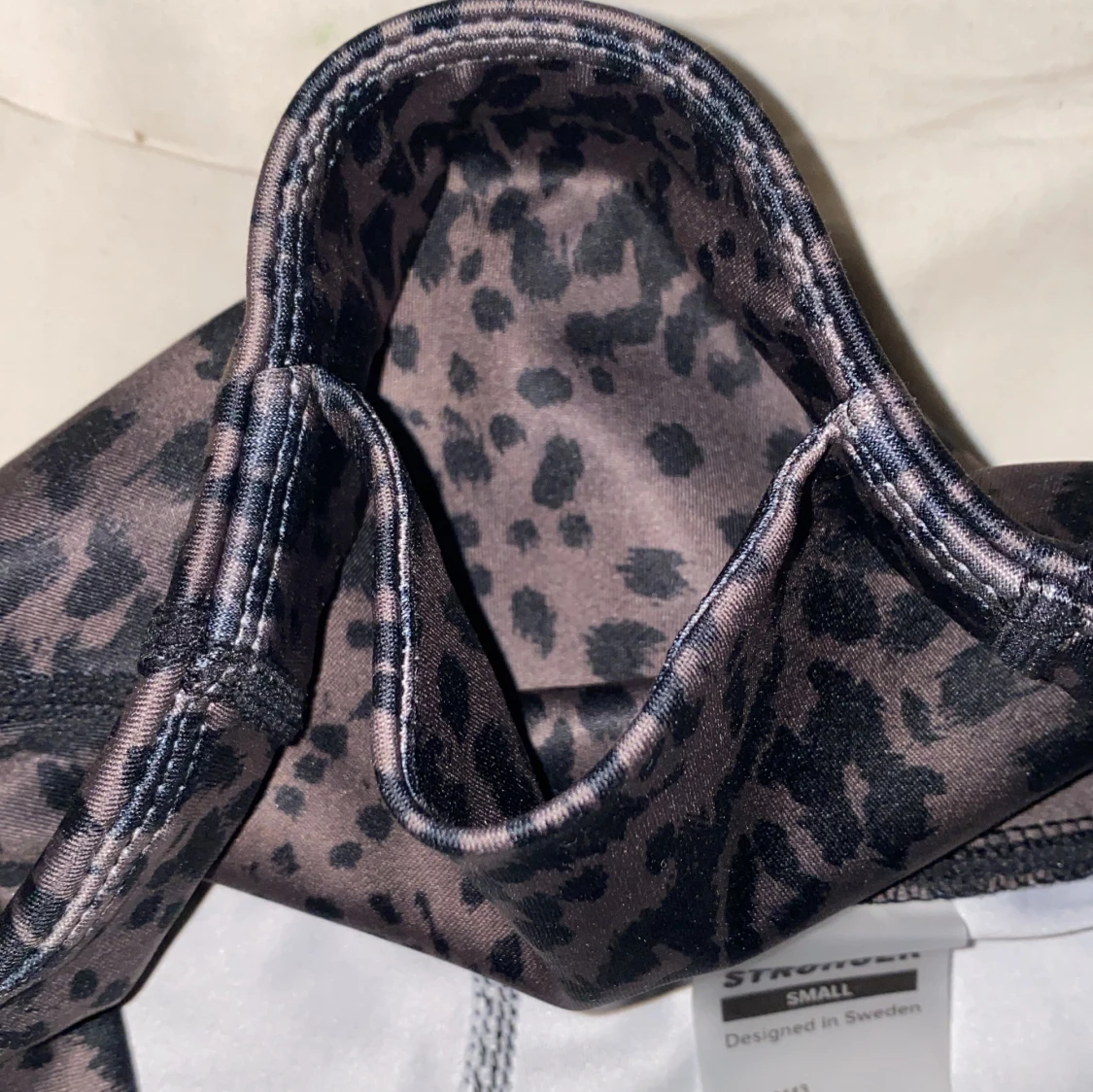 Leopardmönstrade leggings från Stronger - 2