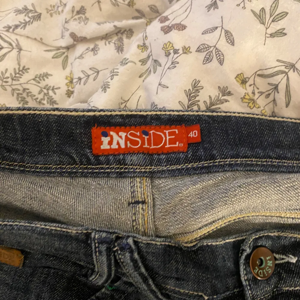 Säljer ett par snygga mörkblå jeans från Inside i storlek 40 men jag skulle säga att dom är lite mindre i storleken (36/38). De har fina strassdetaljer på bakfickorna. Jag säljer dom då jag tycker att de inte passade mig så bra 💗💗. Jeans & Byxor.