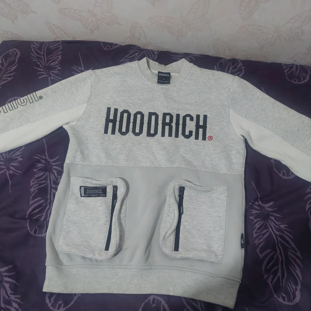 Säljer en snygg grå sweatshirt från Hoodrich lite fläkar men inte använd så mycket. Hoodies.