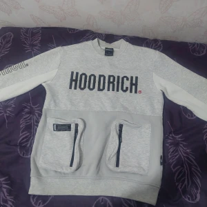 Grå sweatshirt från Hoodrich - Säljer en snygg grå sweatshirt från Hoodrich lite fläkar men inte använd så mycket