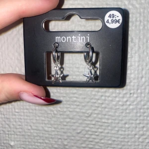 Silverörhängen med stjärnor från Montini - Snygga silverörhängen från Montini med hängande stjärndetaljer. De är nya och kommer i originalförpackning från Ur & Penn. örhängen av en stjärna / sjöstjärna. köpta för 50 kr. kom ihåg gå in på profil om ni köper flera saker blir det mycket rabatt!!!!
