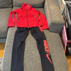 Jag vill sälj min Nike tracsuit för att jag använder inte den. Storleken på den är S och den är inte använd. Jag vill sälja den för endast 350 kr.