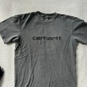 As fet Carhartt tshirt i mycket bra skick, använd fåtal gånger💯