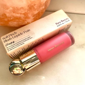  Blush liquid  från Rare Beauty  - Säljer en superfin flytande rouge från Rare Beauty i nyansen 'Happy'. Endast använt ett fåtal gånger, praktiskt taget full  7,5 ml 