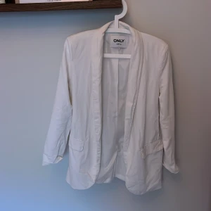 Vit linnekavaj från ONLY - Gott skick, kavaj från ONLY storlek 38