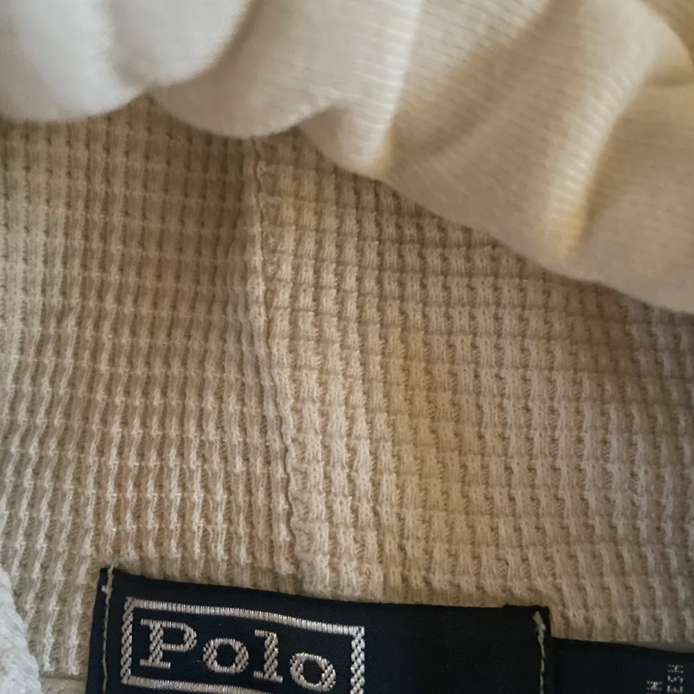 Säljer en snygg vit hoodie från ralph lauren med ett unikt tryck! Tröjan är endast använd 3 ggr. I princip nyskick!. Hoodies.