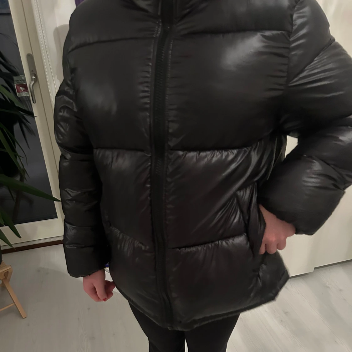 Svart pufferjacka med huva - 92