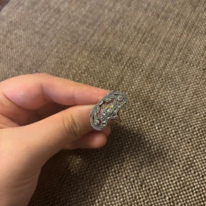Vintage-inspirerad silverring - Säljer en superfin äkta ring i 925 silver. Den har ett detaljerat mönster med små pärlor och snirkliga former som ger en elegant touch. Perfekt för att ge din outfit en unik stil. 