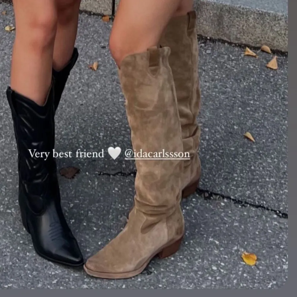 Säljer dessa bruna boots från zalando, märket felmini, näsintill oanvända i mocka. Nypris 2145kr mitt pris 1100kr💕. Skor.