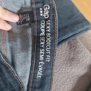 Low waist bootcut jeans  - Super fina 