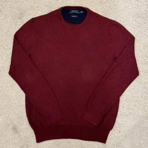 Vinröd Tröja från Ralph Lauren - Märke: Ralph Lauren Storlek: S Färg: Vinröd Skick: Mycket bra skick Material: 100% Pima bomull