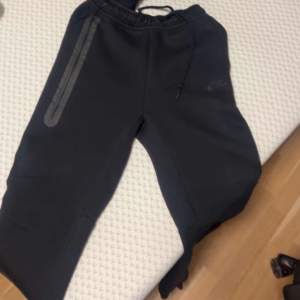 Säljer en Nike tech fleece dress i storlek S herr , jätte fint skick då den är använt bara några gånger . Billigare vid snabb affär! 