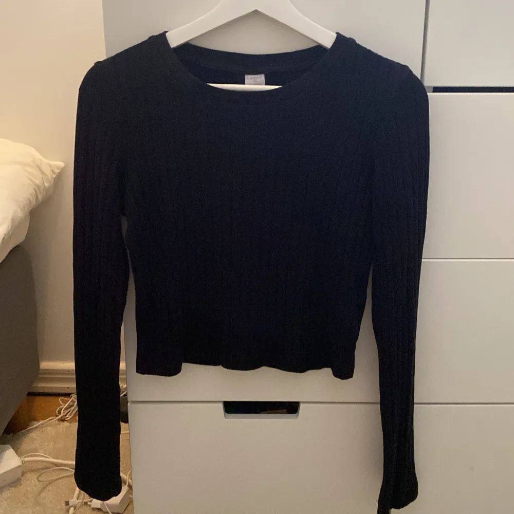 Säljer en svart ribbad tröja från Lindex i storlek 158/164. Den är långärmad och perfekt för både höst och vinter. Tröjan är i mycket bra skick och passar till många olika outfits. Perfekt för en stilren look! 🖤. Tröjor & Koftor.