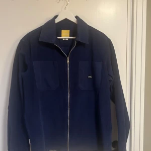 Rotation garments overshirt - En jättesnygg overshirt i manchester från märket Rotation Garments, tror inte att den säljs längre men köpte den på Carlings för ca 1100kr. Jag rensade min garderob och hittade denna som ej används. Använd fåtal gånger med mycket bra vård. Kan mötas vart som runt Stockholm.