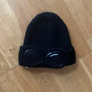 Cp company mössa  - Cp company mössa som knappt är använd.