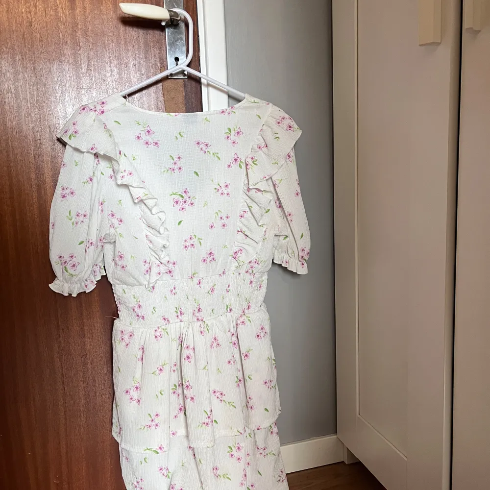 Bra skick, använt 1 gång vilket var på skolavslutning. Mekot.
