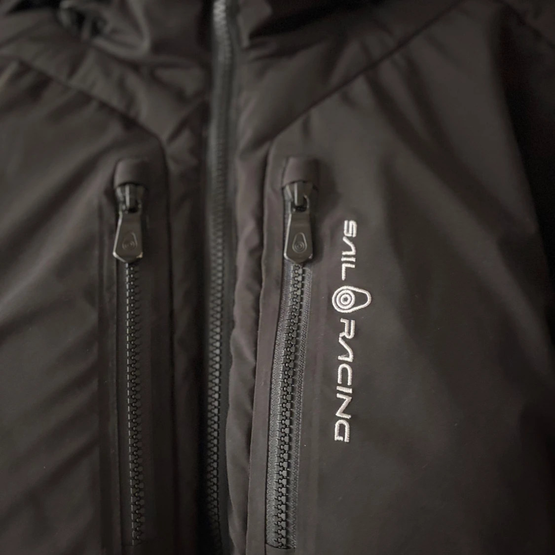 Svart dunjacka från Sail Racing - 92