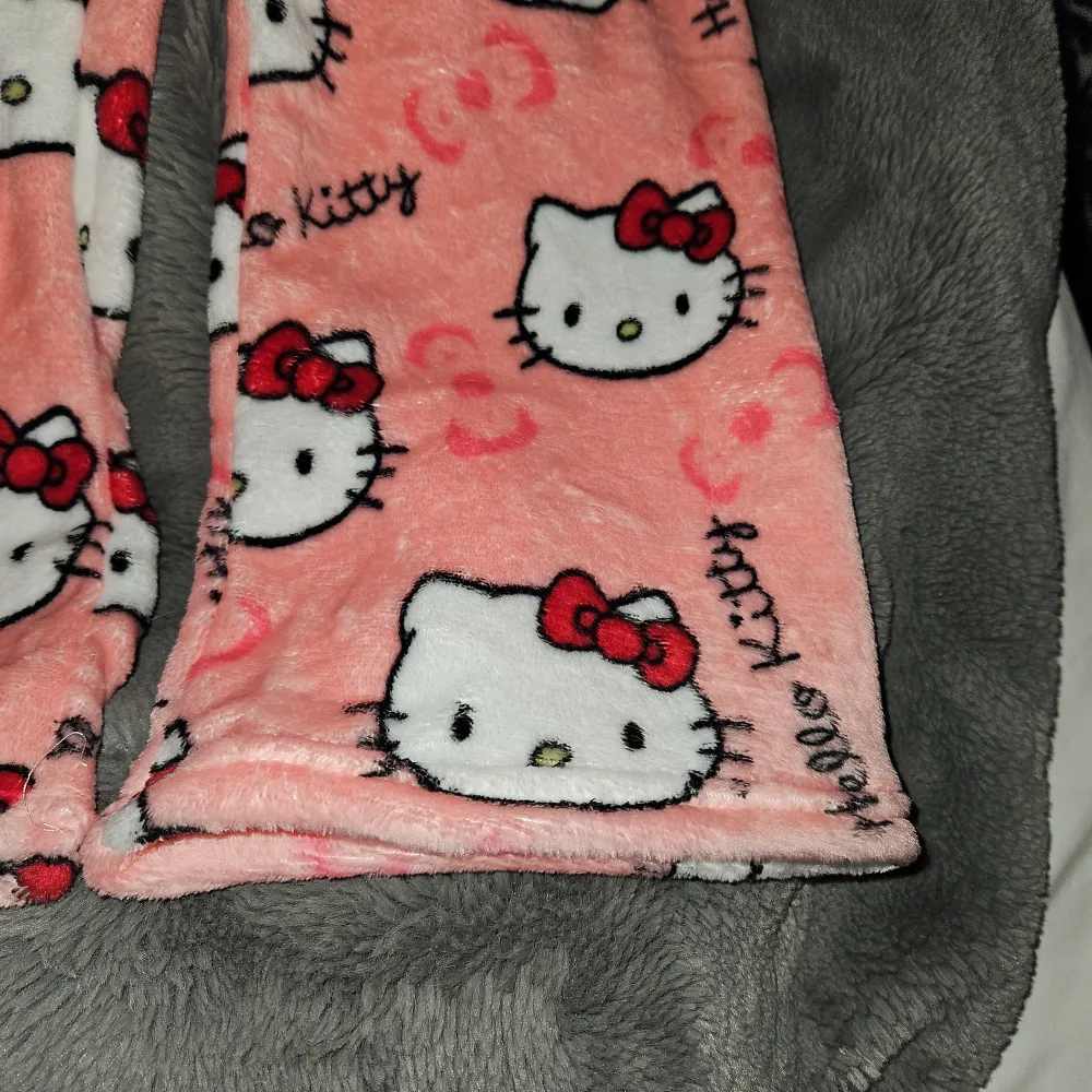 Supermjuka goa Nytt Rosa Hello Kitty pyjamasbyxor med Hello Kitty tryck över hela byxan. Byxorna har en resår i midjan. Säljer dom endast pga att dom är för korta för mig. Nypris 229. Jeans & Byxor.