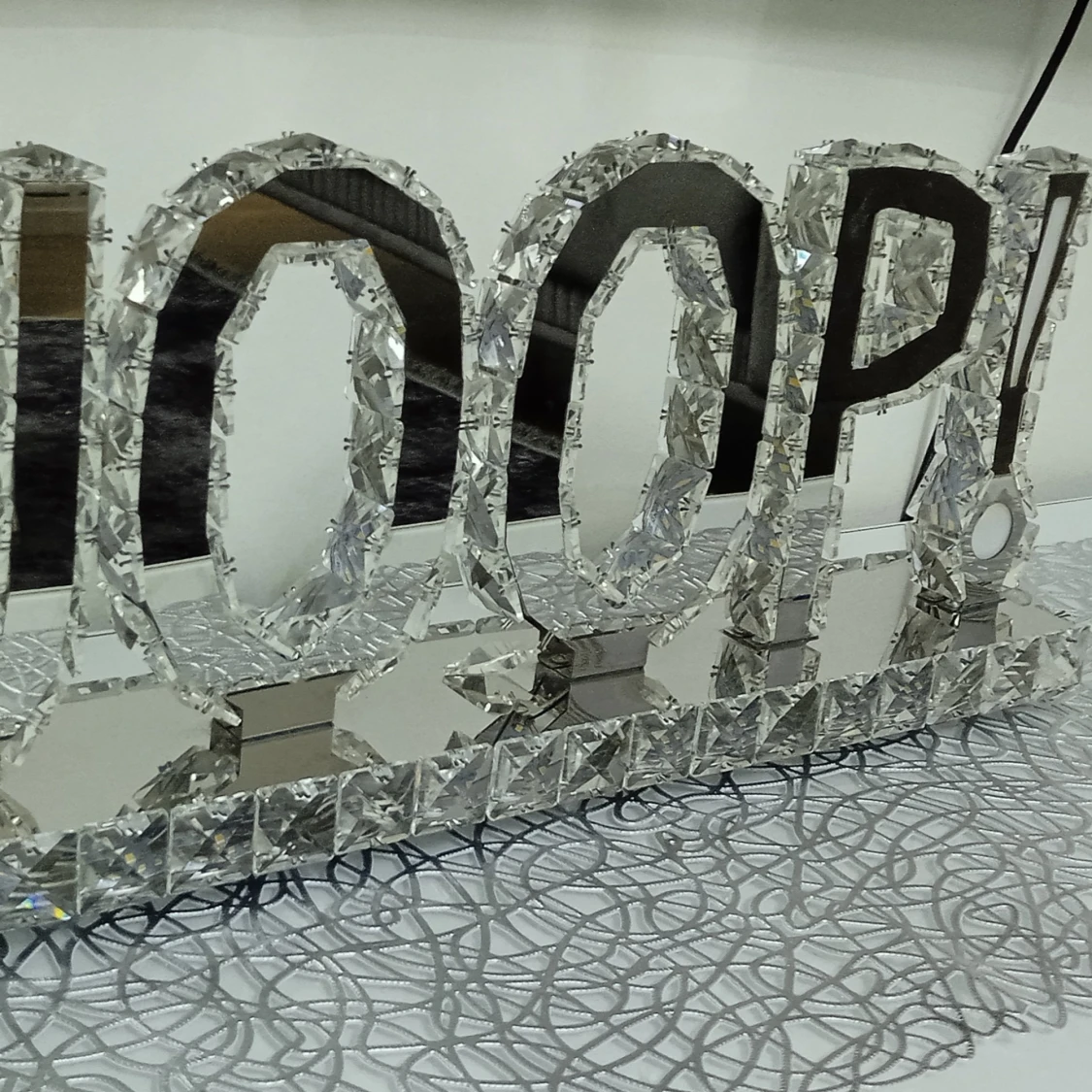 Dekorativ skylt med texten JOOP! - 90