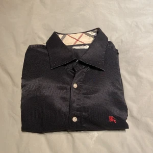 BURBERRY skjorta - 8,5/10 skick, saknar två knappar uppe men annars inga defekter. Fråga på och pris kan diskuteras🤗