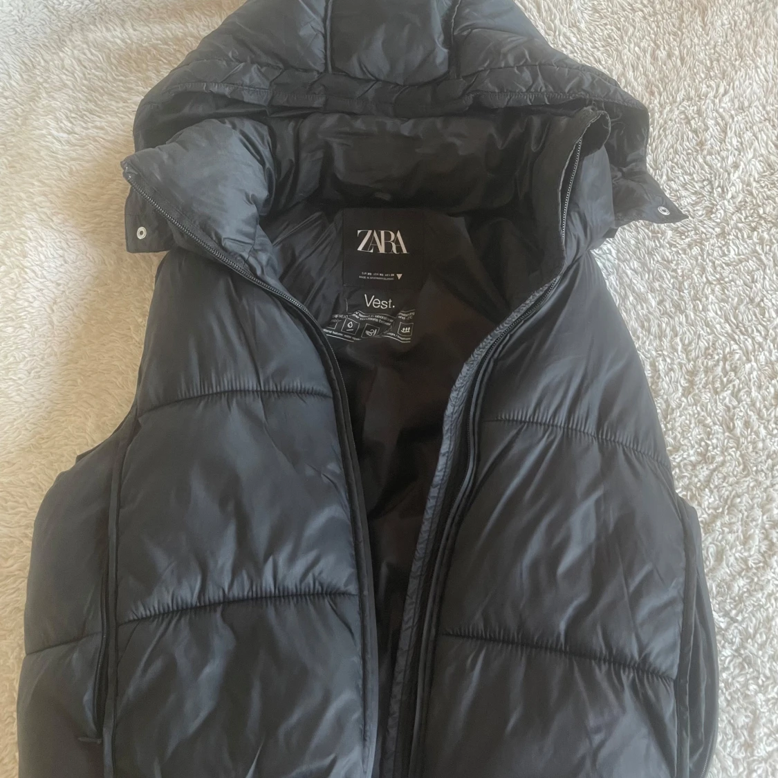 Svart dunväst från Zara