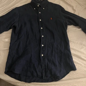 Blå och vit Ralph Lauren skjorta - I jättebra skick, knappt använda! Mvh Oscar 