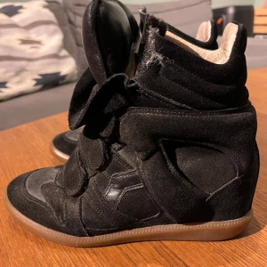 Isabel Marant skor - Äkta Isabel Marant skor säljes. Använda och viss slitage men går att piffa upp. En av innersulan är sliten med ett litet hål. Svarta, storlek 38