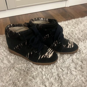 Isabel marant med zebra mönster - Snygga svarta sneakers från Isabel Marant med coolt zebra mönster, Har knappt andvändt dem🩷 skitsnygga och trendiga! Kostar igentligen 4519 men säljer de för 2500