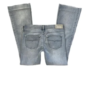 Diesel Jeans - Jätte snygga ljusblå jeans från diesel! Sitter jätte fint men säljer på grund av att dom aldirg kommer till användning längre… 🤗midjemått : 39 innebenslängd: 80!