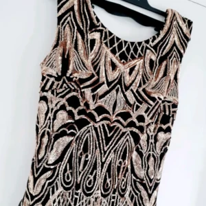 Klänning för bal med väska - Vacker aftonklänning (balklänning) i svart och guld. Storlek M (som S/M). Endast använd en gång. Och väska – använd en gång.