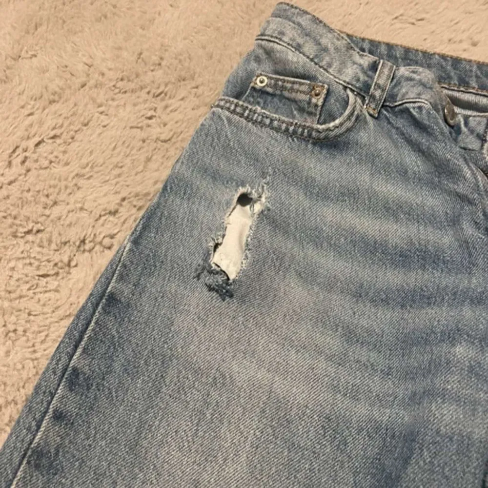 Gina bootcut som andvänds några gånger men sparsamt andvända. Jätte bra skick och jätte fina på. Farkut & Housut.