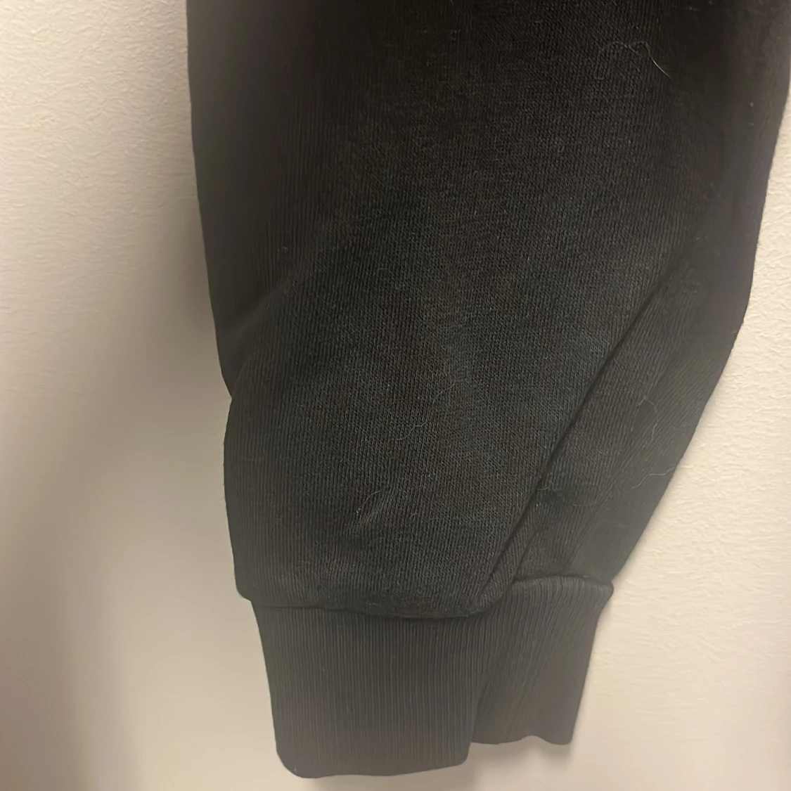 Svart hoodie från SOC - 92