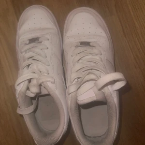 Vita white air force 1’s - Använt ett par ggr men helt okej skick behöver bara rengöras så är dom helt nya igen. Har bytt ut skosnören.