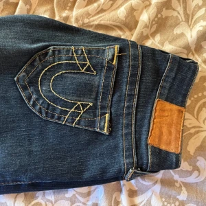True Religion jeans  - Bra skick! Vintage! Extremt lågmidjade, mörkblå och raka ben. Sitter bra runt midjan! Jag är 168cm lång och de passar mig perfekt!