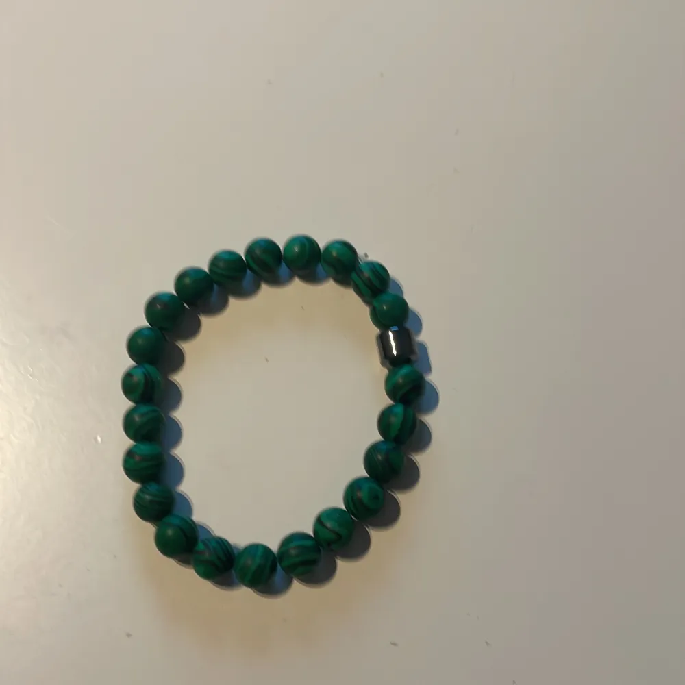 Säljer fyra snygga armband med pärlor i olika färger. Ett armband har svarta och blå pärlor, ett annat har svarta och gröna pärlor, det tredje är helt blått och det fjärde är helt svart. Perfekta för att matcha olika outfits och tillfällen. Passar både till vardags och fest! Paketpris 120 men ett för 30 annars. Asusteet.