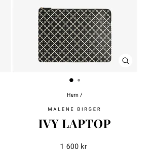 Mönstrad datorväska från Malene Birger - Snygg datorväska från Malene Birger med ett stilrent mönster i svart och vitt. Väskan har en praktisk dragkedja och är perfekt för att skydda din laptop med stil. Perfekt för både arbete och skola. 