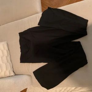 Svart bootcut leggings från ginatricot  - Säljer dessa trendiga bootcut leggingsarna från gina tricot.väldigt skönt material samt sköna att ha på.säljer dessa för att dem är lite stora på mig