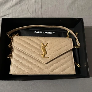 YSL väska - Väskan är i nyskick, säljer den då den inte används. Köpt för 995 euro och säljer den för 7499. Box, dustbag och kvitto finns. Priset går att diskutera. Skriv om du har någon fråga.