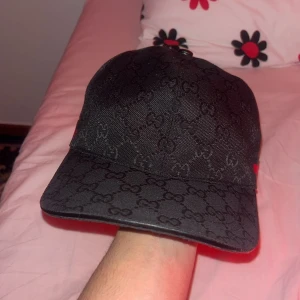 Svart gucci keps - Svart gucci keps aldrig använd. Inga defekter eller något liknande. Lite dåliga bilder.