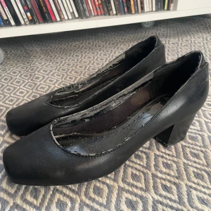 Svarta pumps från Clarks - Snygga svarta pumps från Clarks i storlek 38, fast storleken är liten så skulle uppskatta den som en 36/37! KÖP ENDAST VIA POSTNORD!