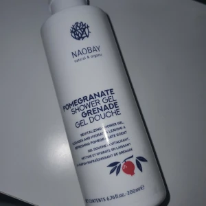 Shower Gel - Revitaliserande duschgel med granatäppeldoft från Naobay. Denna naturliga och ekologiska produkt rengör och återfuktar huden med en uppfriskande doft. Helt ny och oanvänd!