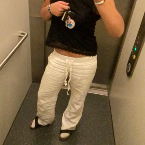 Vita linnebyxor alohaba  - Snygga vita linnebyxor med avslappnad passform och snörning i midjan. Perfekta för en bekväm och stilren look.