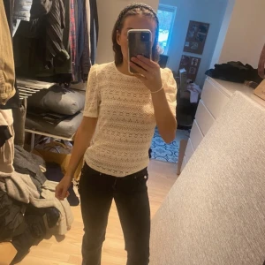 Vit spetsblus - Säljer en söt vit spetsblus perfekt till sommaren och våren i storlek s ifrån vila 