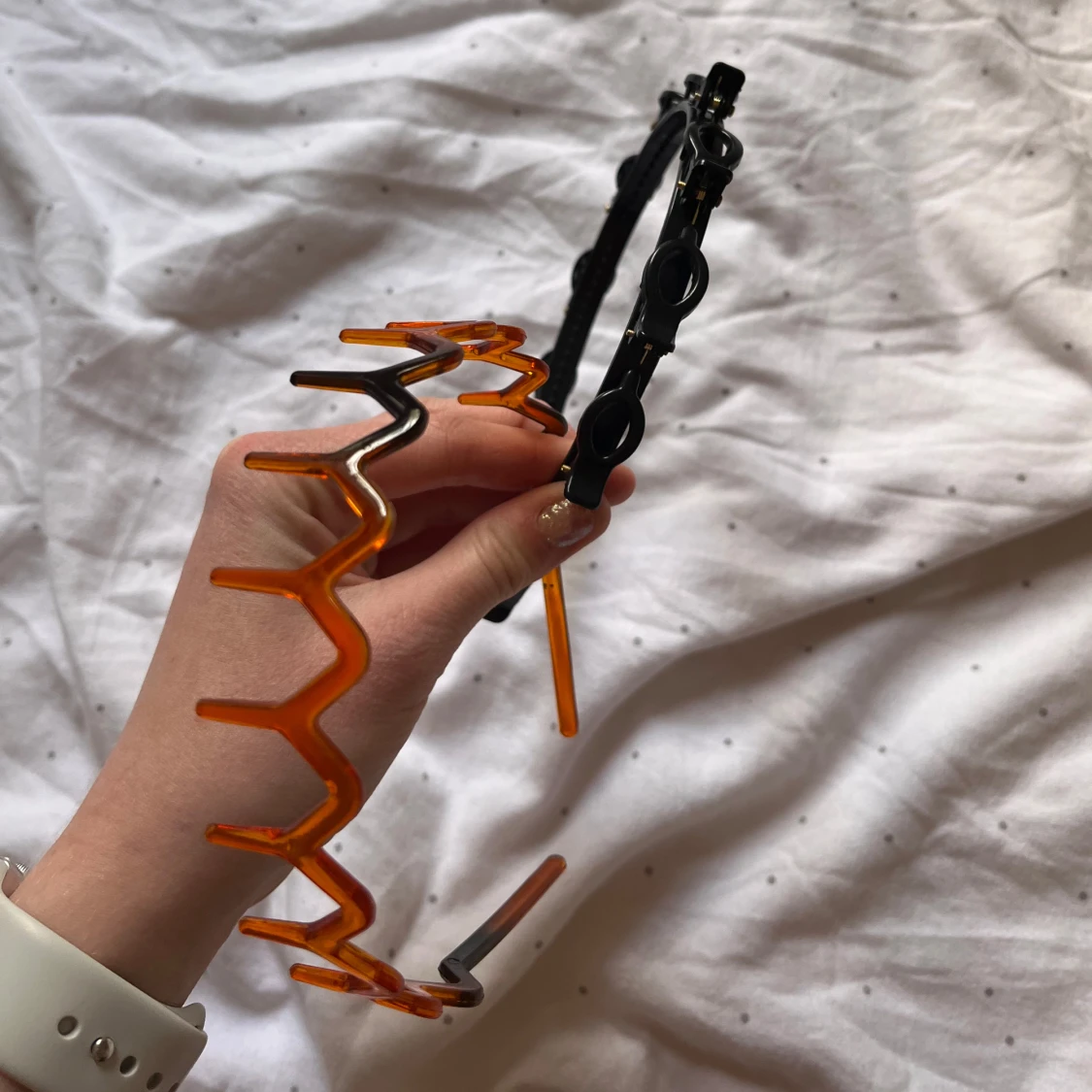 Svart och orange diadem med taggar - 1