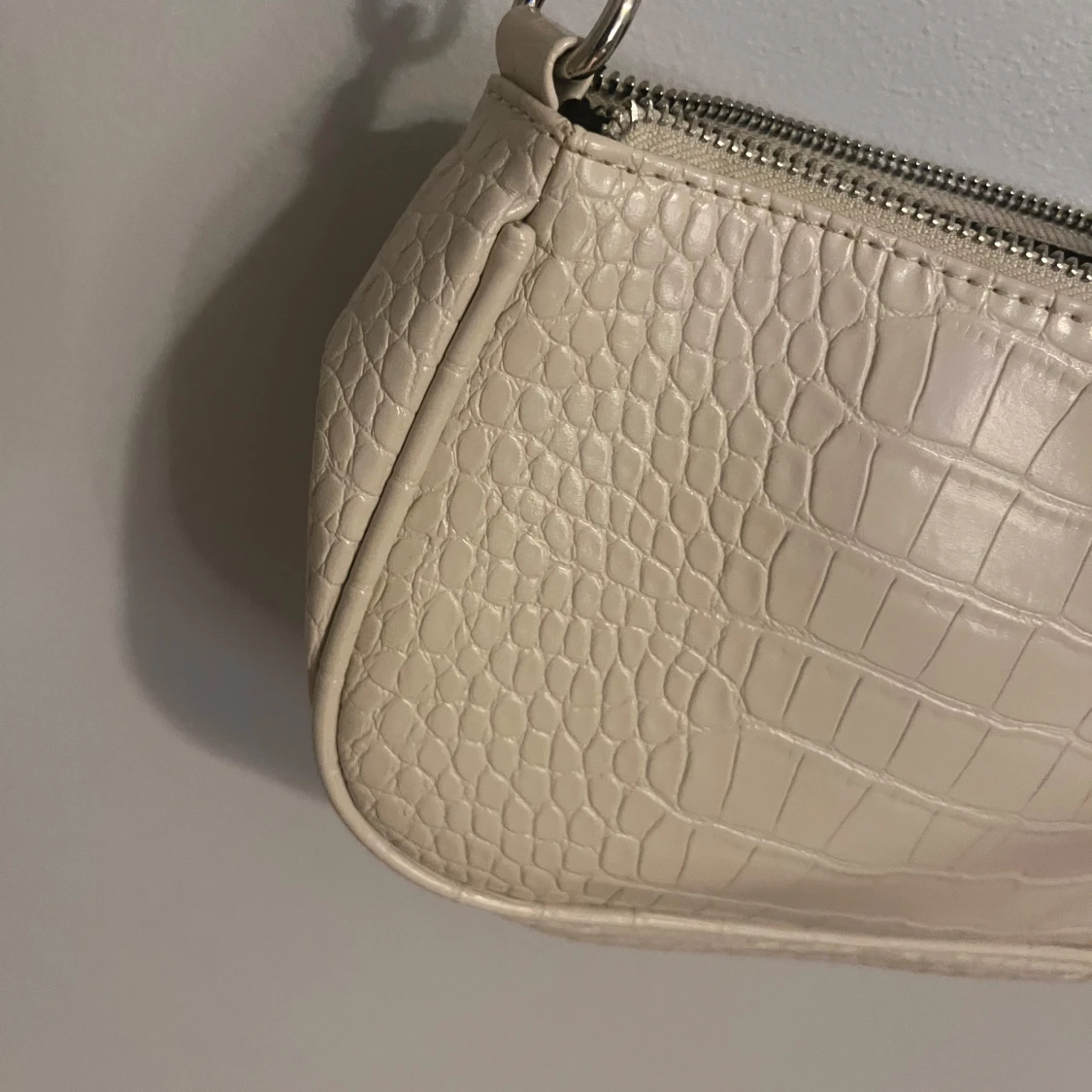 Beige axelväska med krokodilmönster - 1