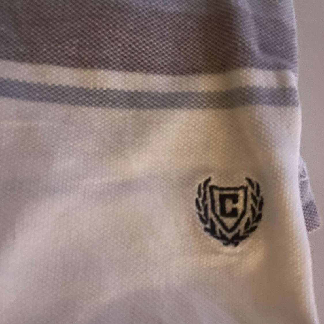 Vit och grå randig pikétröja från Chaps - 2