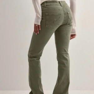 Jeans - Snygga gröna jeans från Nelly! Använda ett fåtal gånger 💞