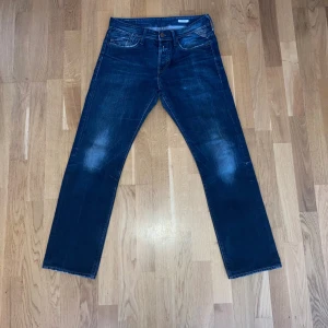 Mörkblå jeans från Replay - Snygga mörkblå jeans från Replay med en klassisk femficksdesign. De har en dragkedja och knapp framtill samt Replay-logga på fickan. Perfekta för en avslappnad stil. Storlek 30/30 slim. 400kr men inte satt i sten så kolla in profilen