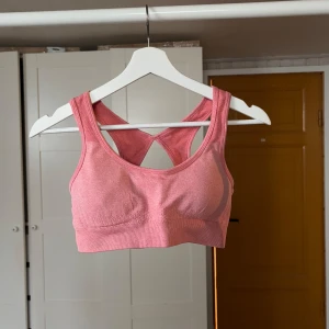 Rosa sport bh - Sparsamt använd. Säljer även matchande shorts.